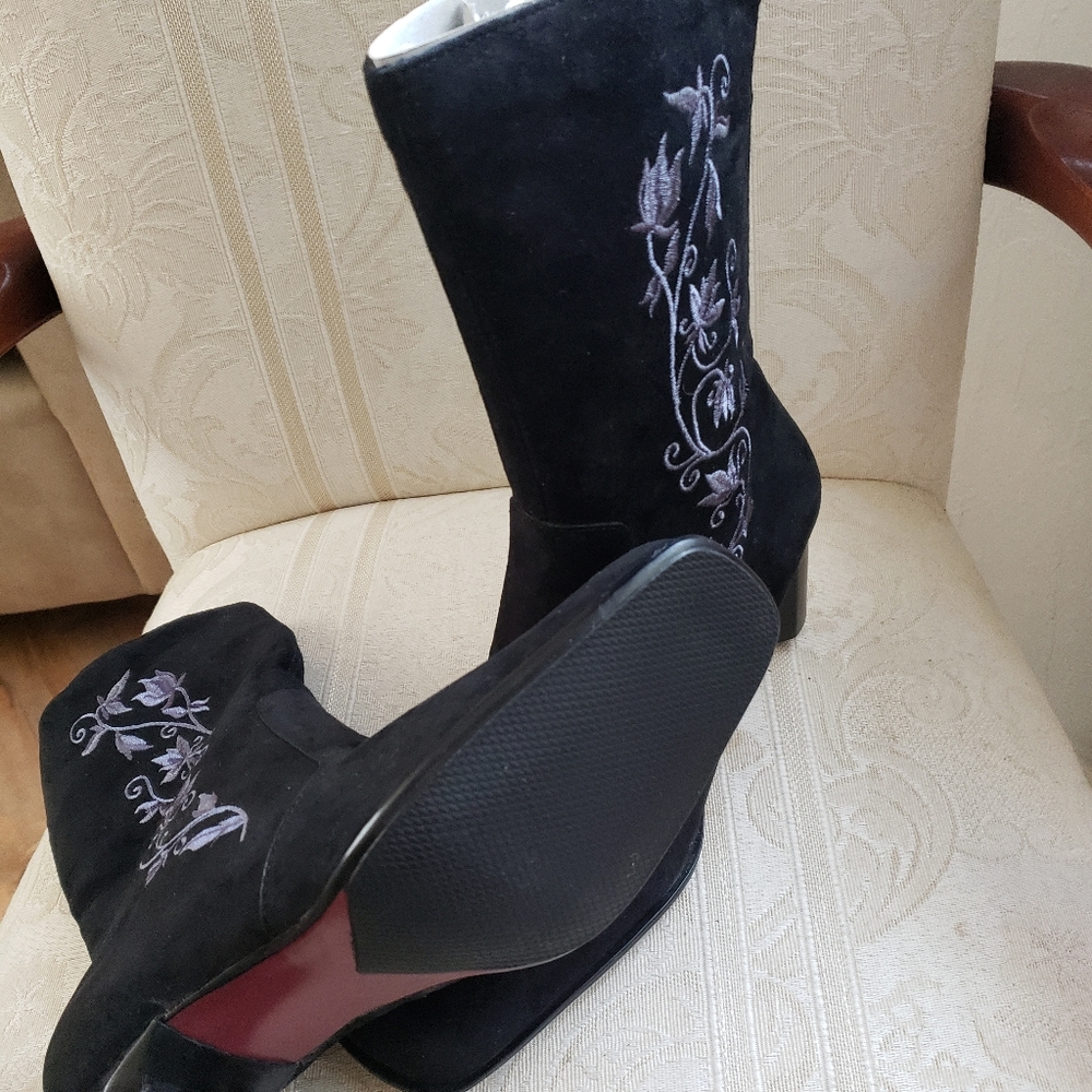Boots size 8m